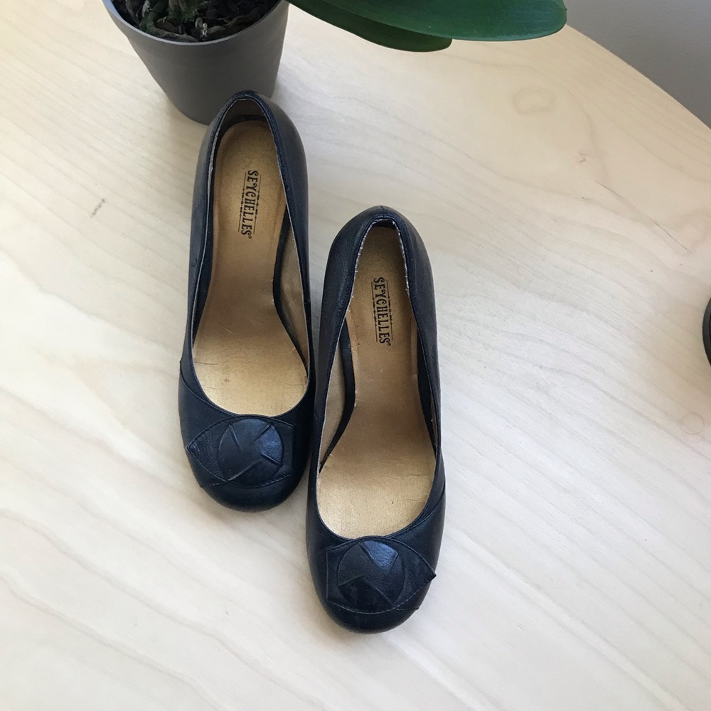 Closed toe, wedge heels